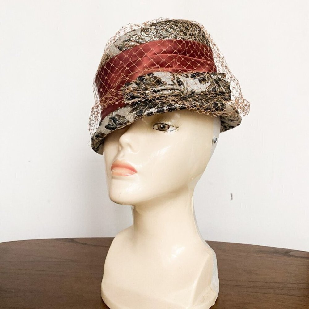 Vintage-Inspired Floral Cloche Hat with Rust Ribbon and Veil